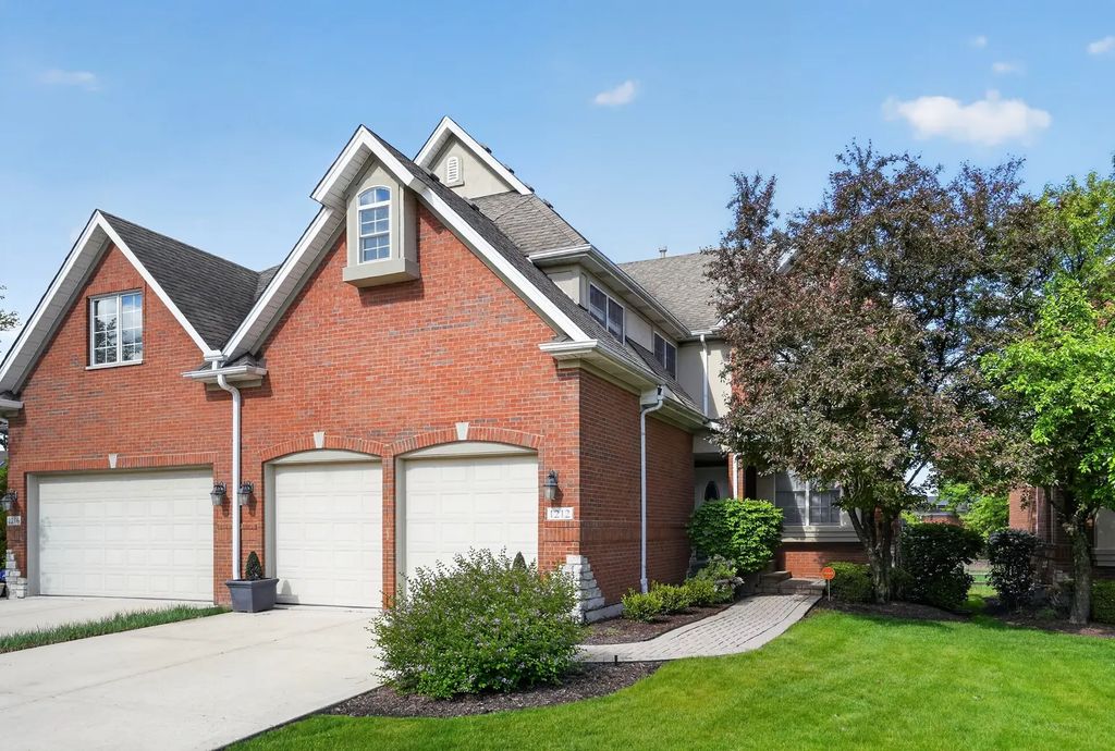 1212 Connamara Court, Westmont