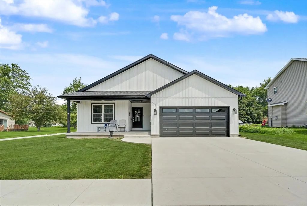 311 E Meuser Drive, Paxton