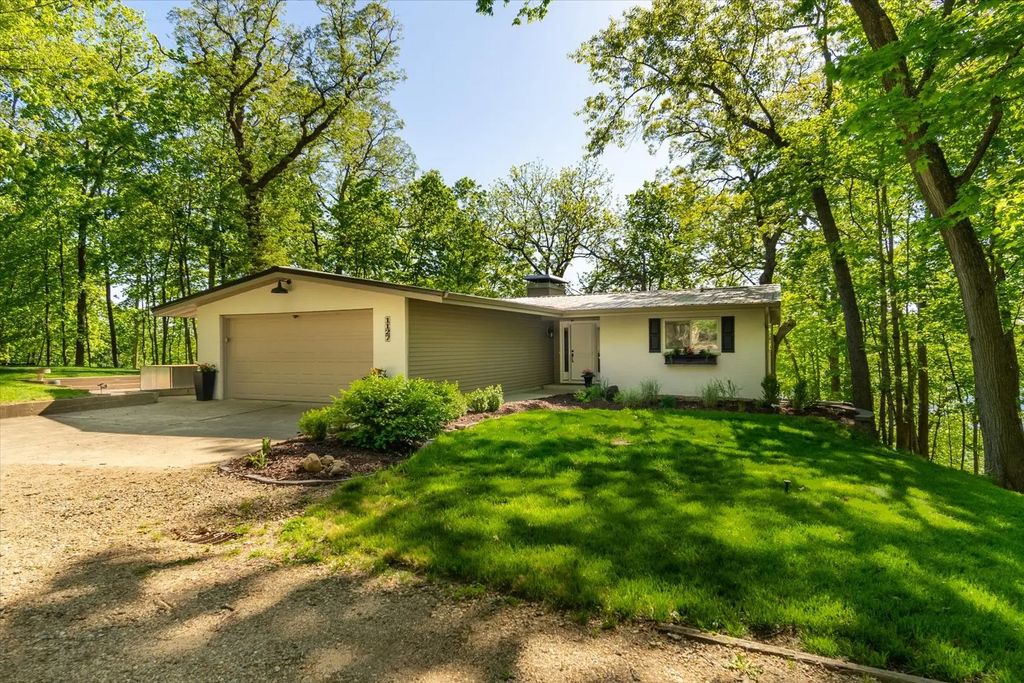 1127 Loganberry Lane, Varna