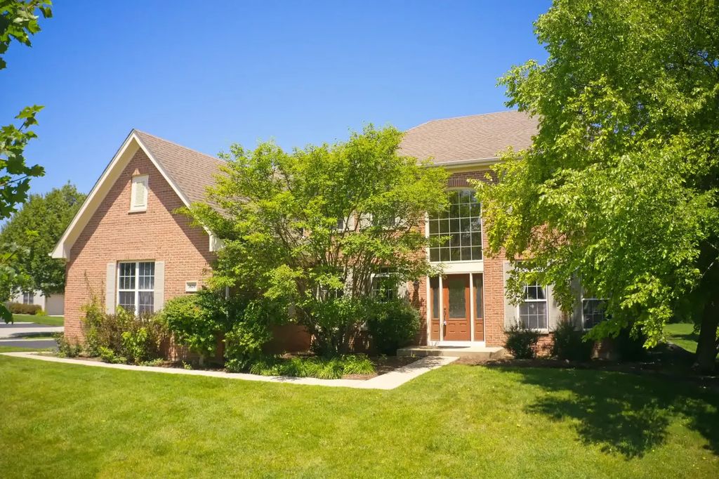 1674 Rolling Hills Drive, Crystal Lake