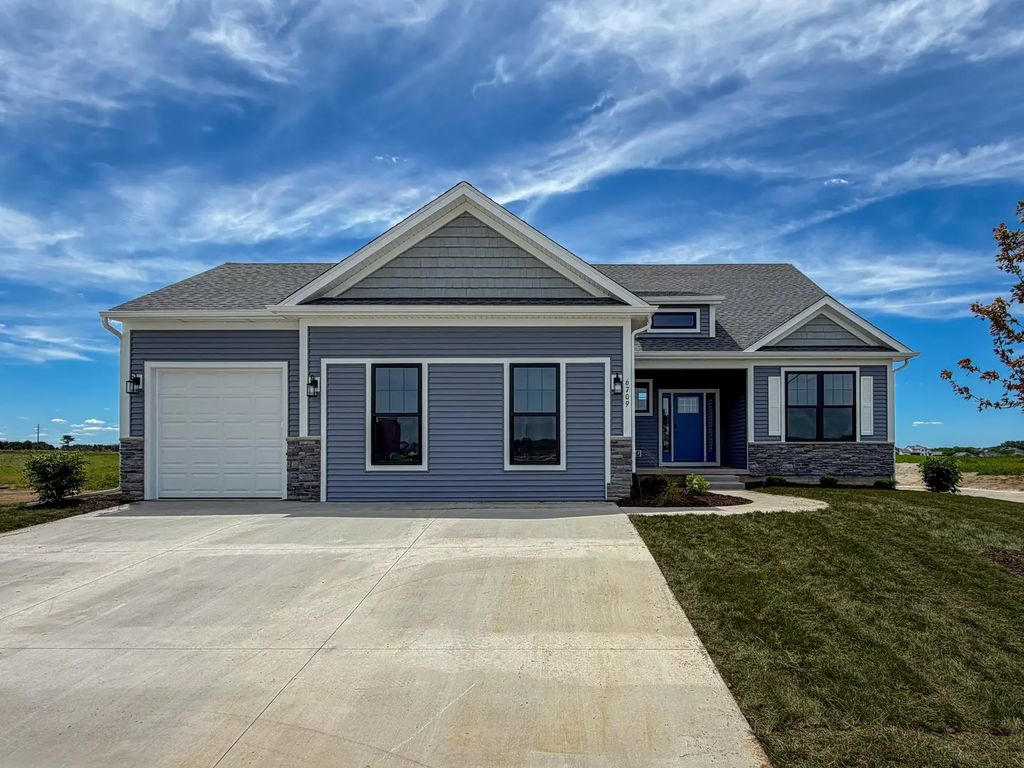 6709 Faiths Way, Bettendorf