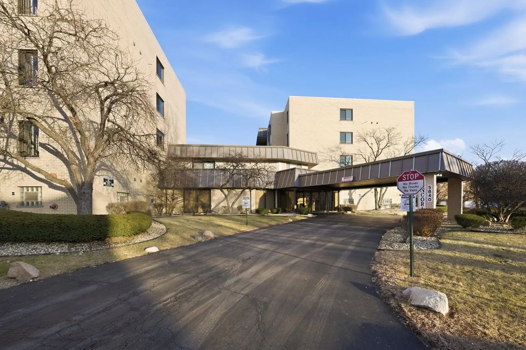 5840 W 104th Street 115, Oak Lawn