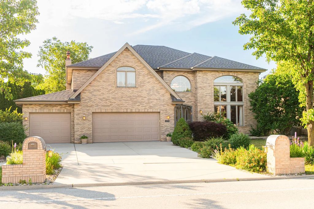 1233 Covington Drive, Lemont