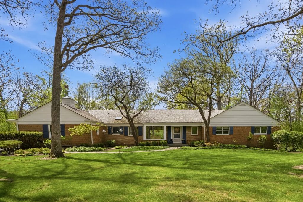880 Hiawatha Lane, Riverwoods