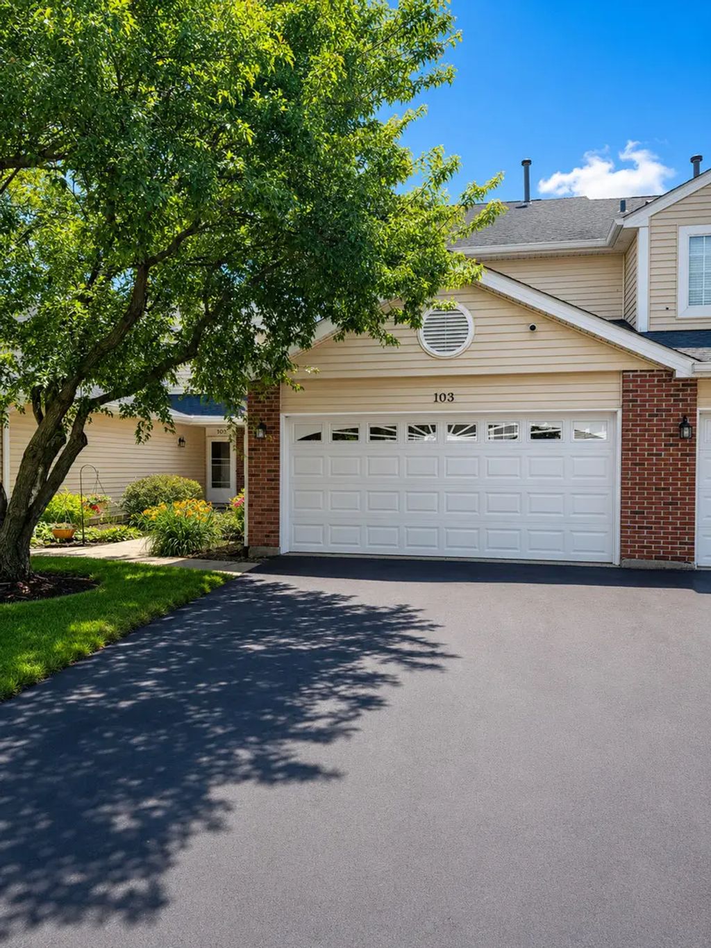 103 Brittany Drive 103, Streamwood