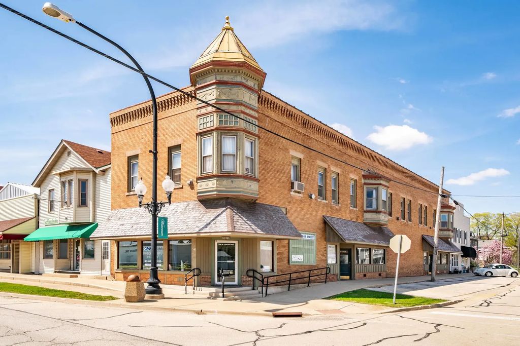 E Lincoln Street, Waterman