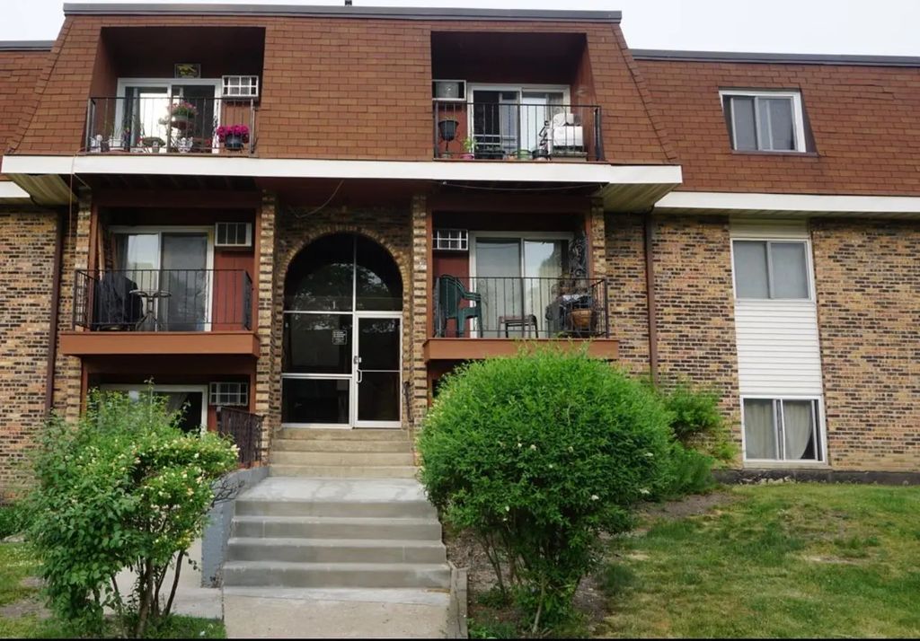 1195 Meadow Lane 114, Hoffman Estates