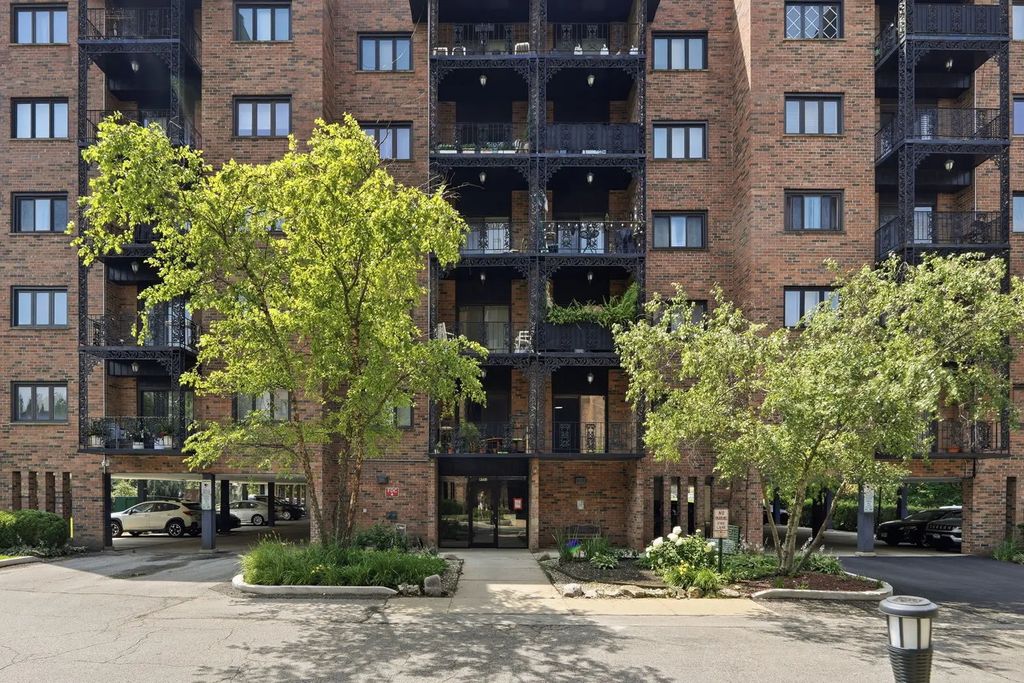 9331 Landings Lane 305, Des Plaines