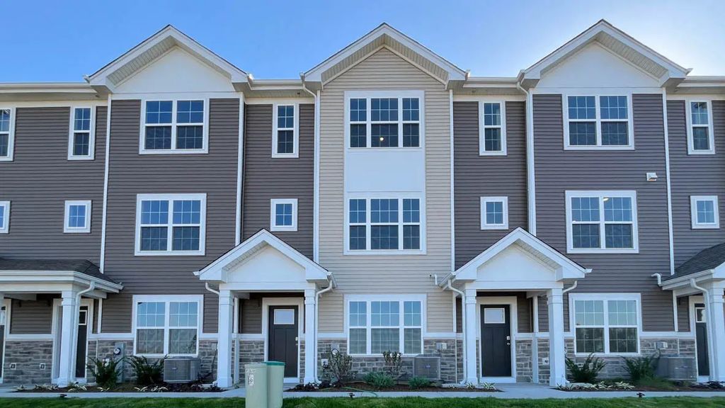 2704 Arrowhead Drive, Pingree Grove