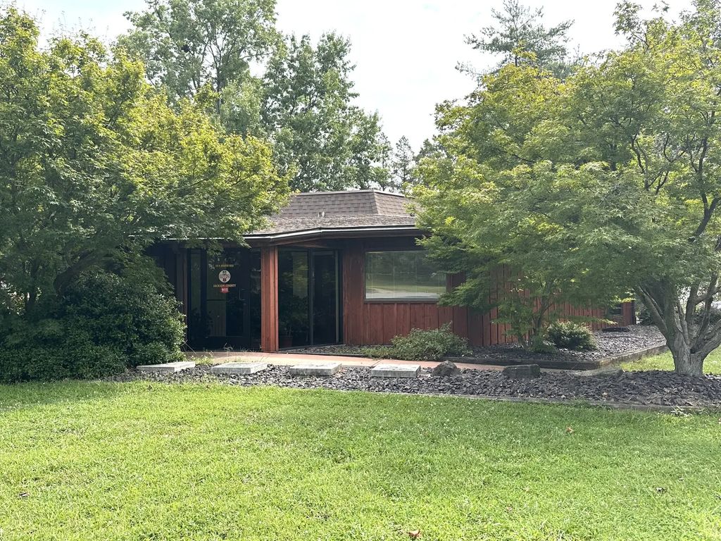 303 N Robinson Circle, Carbondale