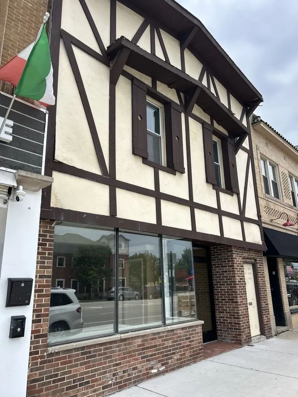5746 N Milwaukee Avenue, Chicago