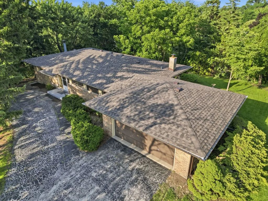 9041 S 84 Court, Hickory Hills