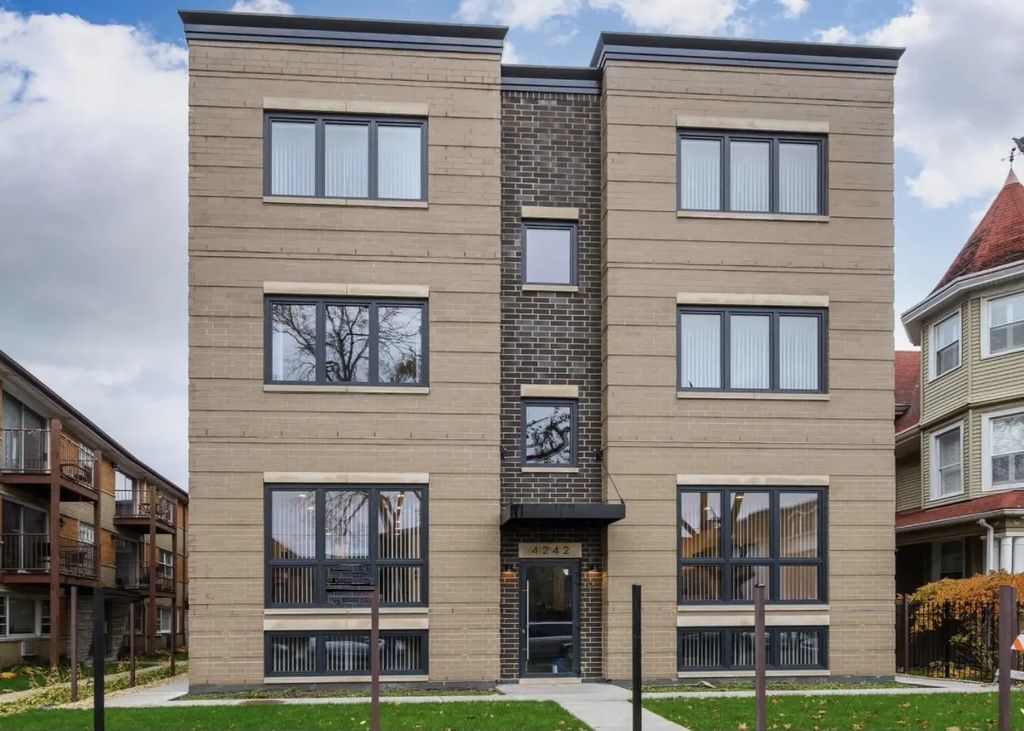 4242 N Kedvale Avenue 1sf, Chicago, 60641