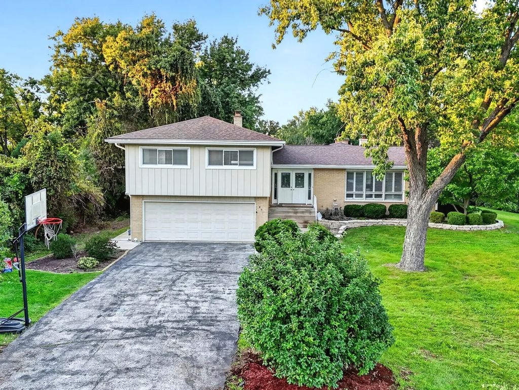 800 Ridgemoor Drive W, Willowbrook