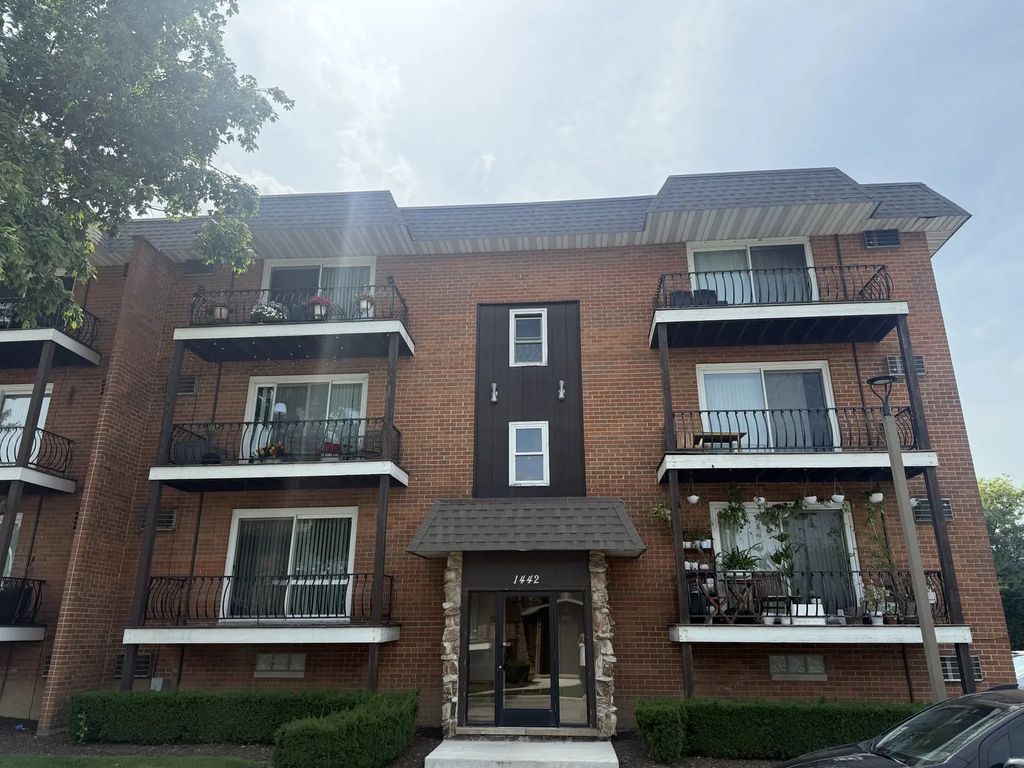1442 Carriage Lane 2, Westmont