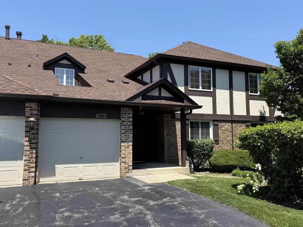 6135 Essex Court D, Willowbrook