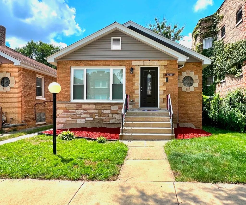 8228 S Loomis Boulevard, Chicago