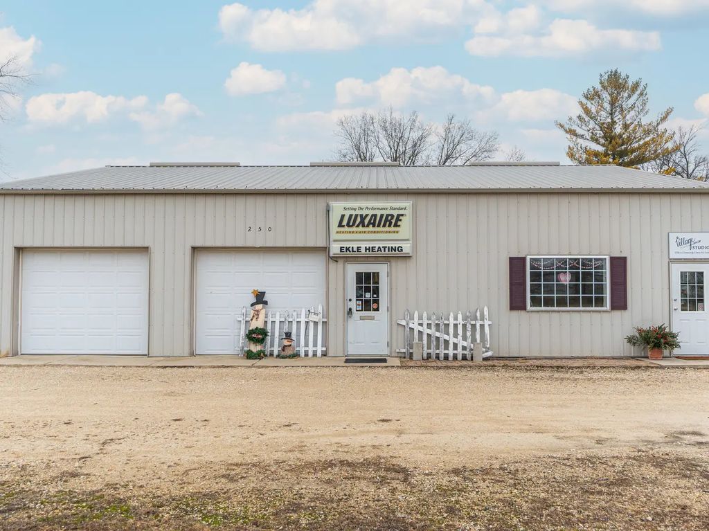 250 E Lincoln Highway, Waterman