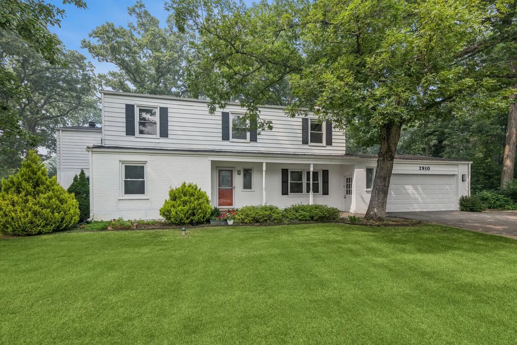 2910 Cherokee Lane, Riverwoods
