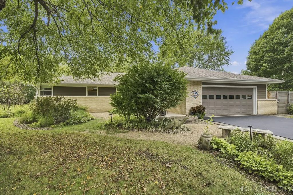 24 W Stonegate Drive, Prospect Heights