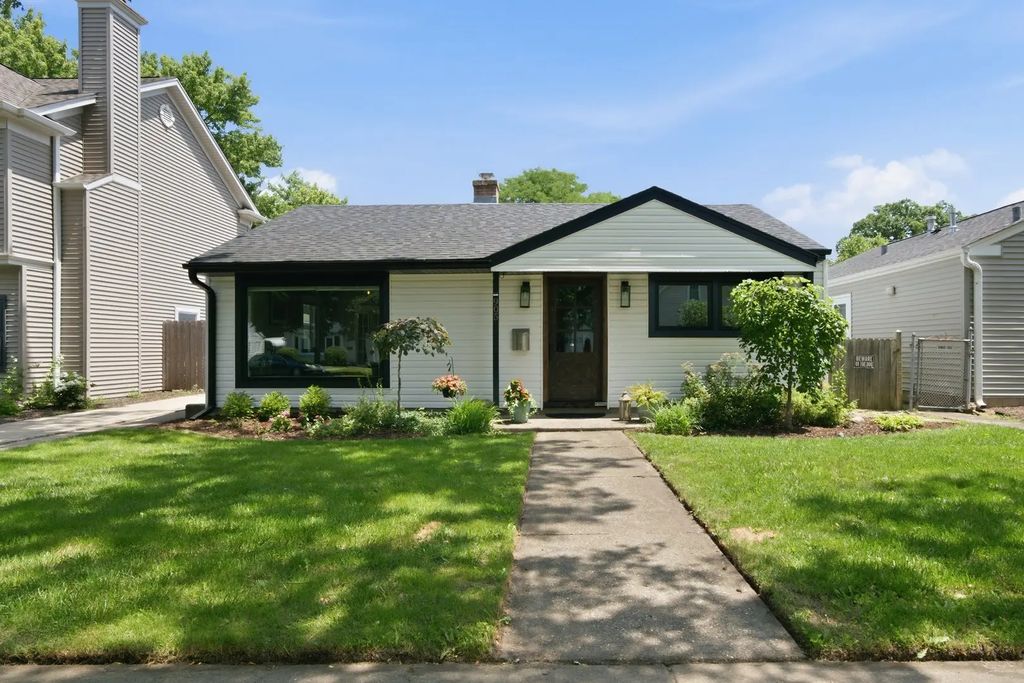 905 N Douglas Avenue, Arlington Heights