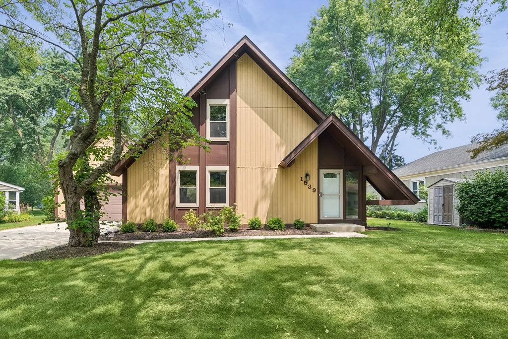 1539 Foxhill Road, Naperville