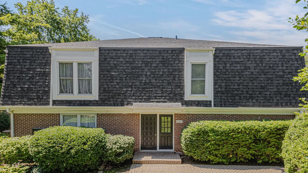 831 Garfield Avenue C, Libertyville