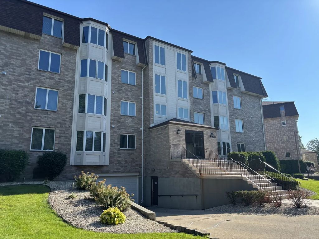 3660 186th Street 105, Lansing