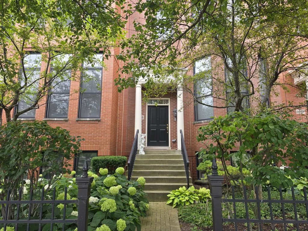 2085 Valor Court, Glenview