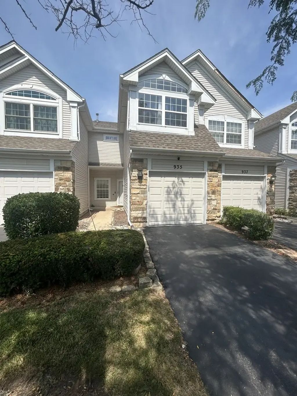 935 Viewpoint Drive, Lake In The Hills