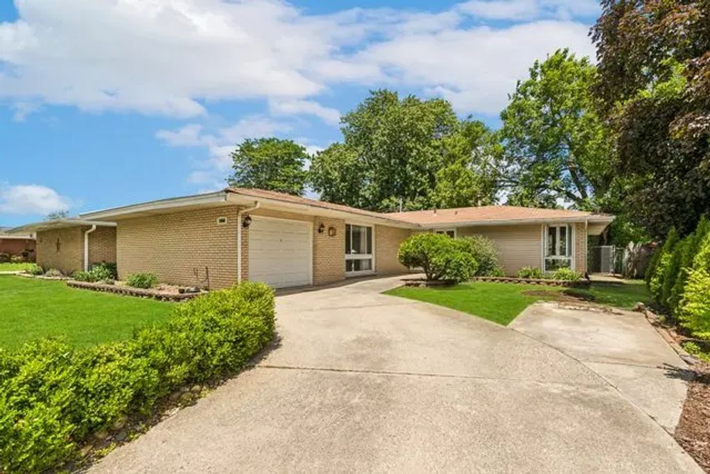 5460 Adeline Place, Oak Forest