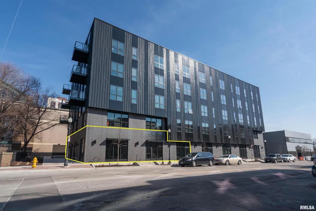 210 E 2nd Street 105, Davenport