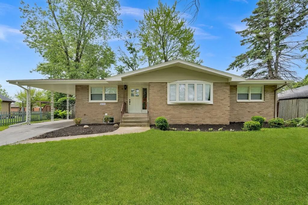 3245 S Manor Drive, Lansing