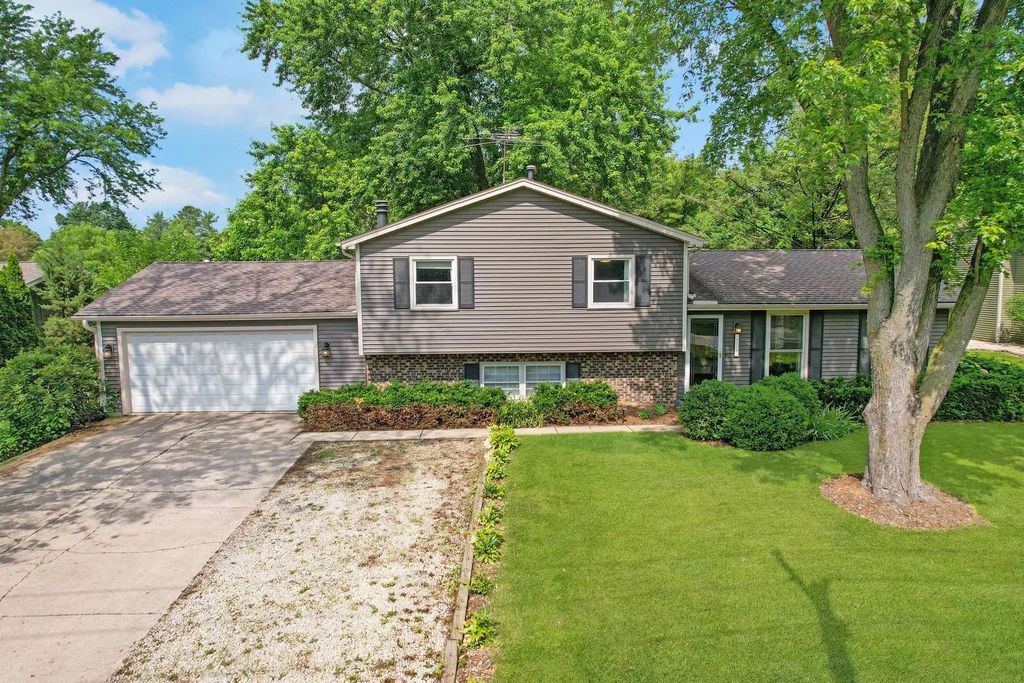 11s556 Book Road, Naperville