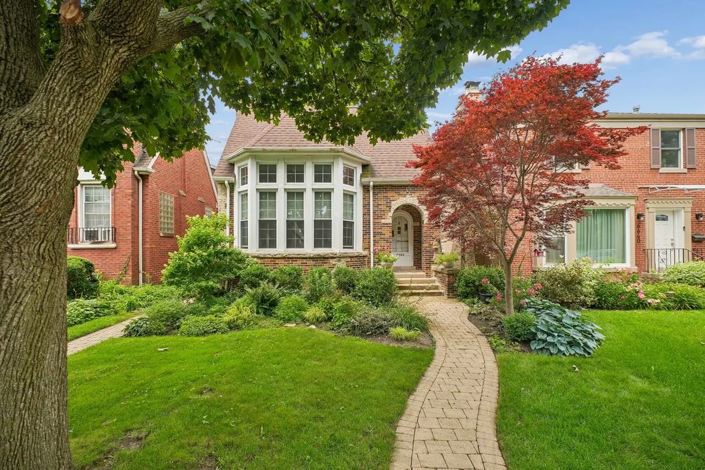 6638 N Trumbull Avenue, Lincolnwood