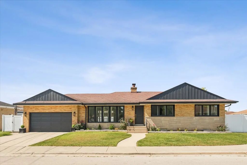 8425 W Sunnyside Avenue, Chicago