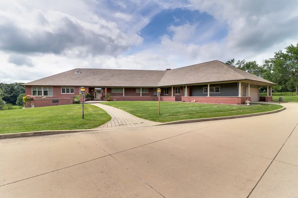 7429 N 1900 East Road, Bloomington