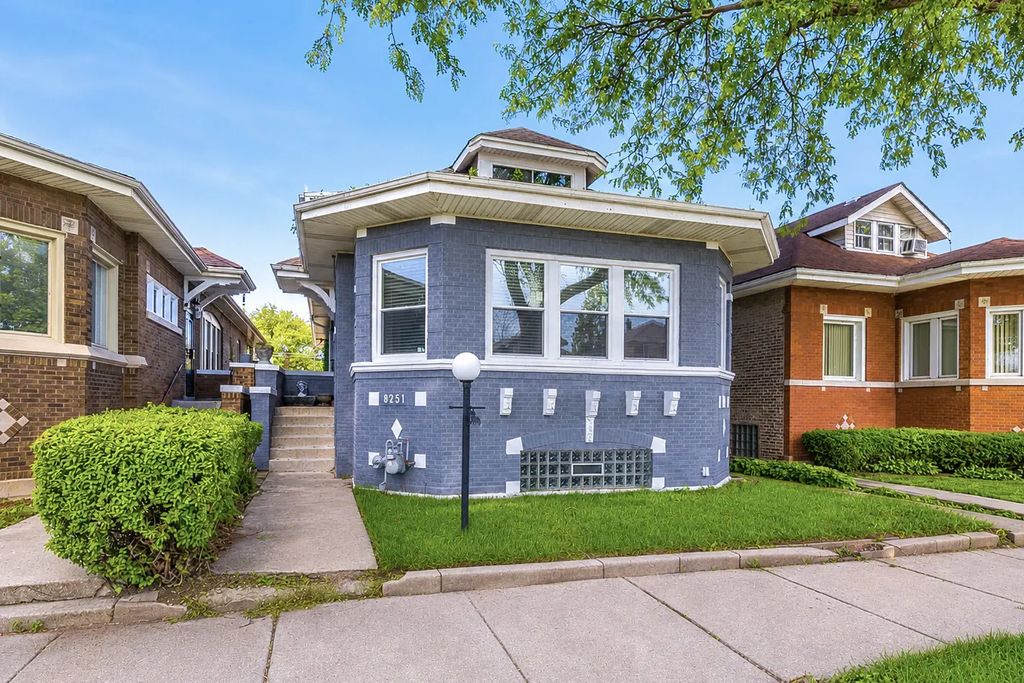 8251 S Carpenter Street, Chicago