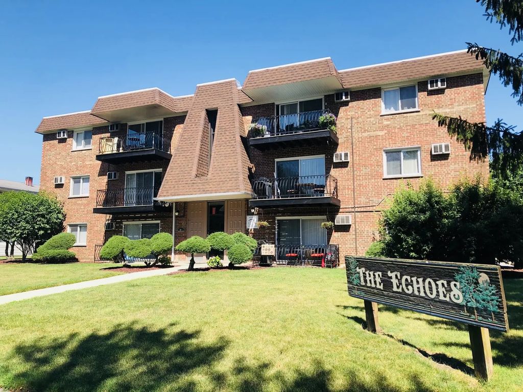 10s472 Echo Lane 12, Willowbrook
