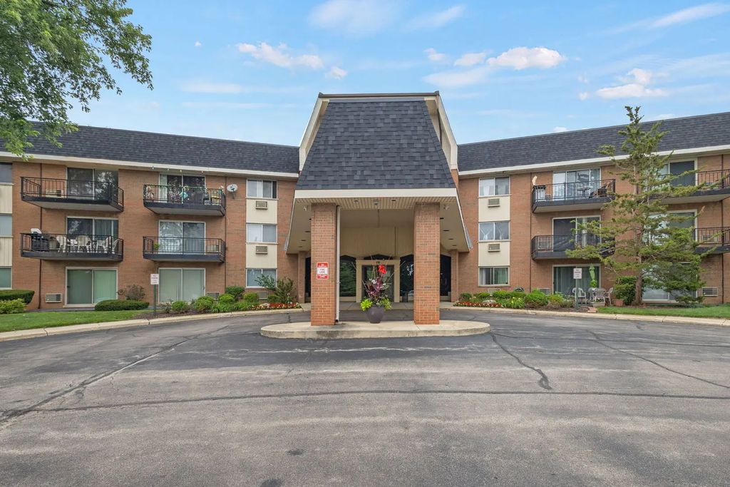 1198 Royal Glen Drive 221, Glen Ellyn