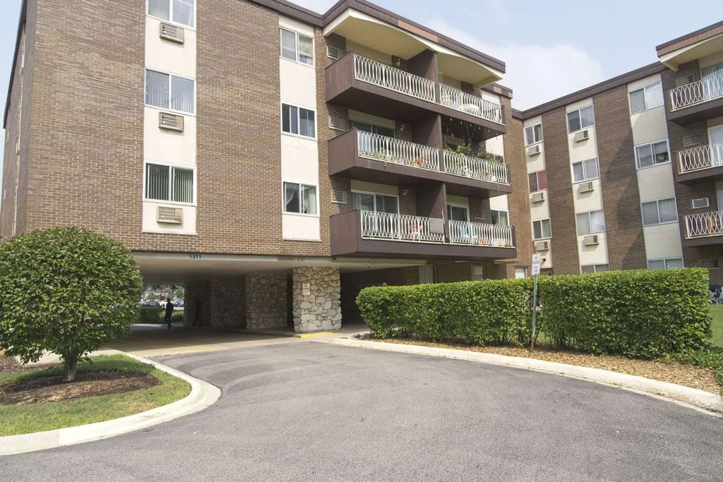 1311 S Finley Road 213, Lombard