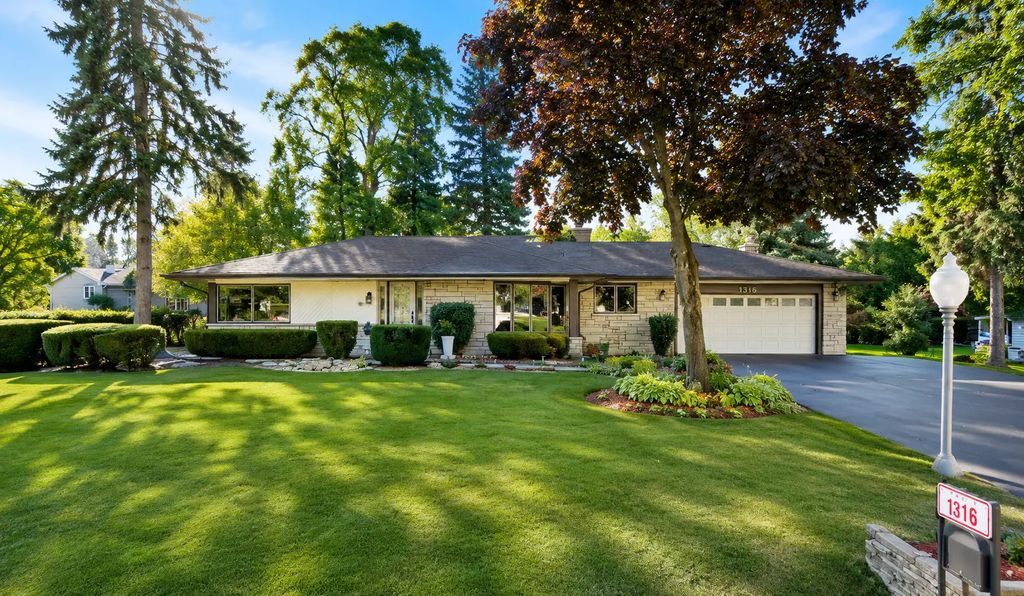 1318 Sunset Drive, Schaumburg