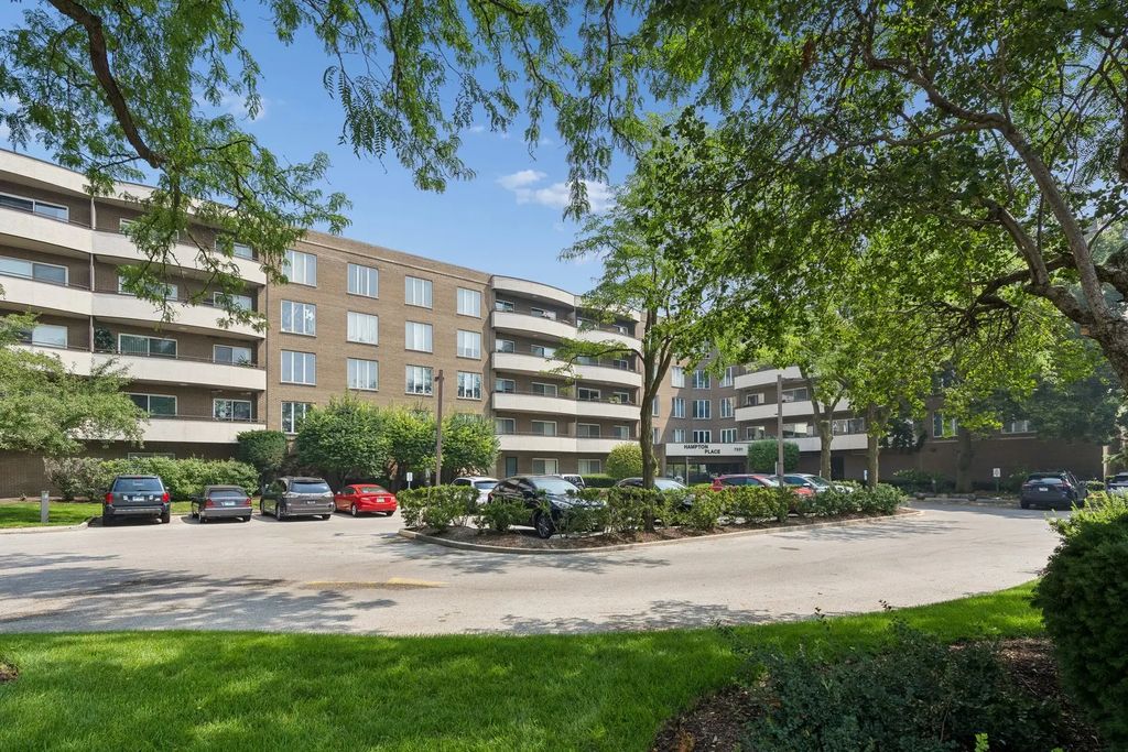 7201 N Lincoln Avenue 203, Lincolnwood