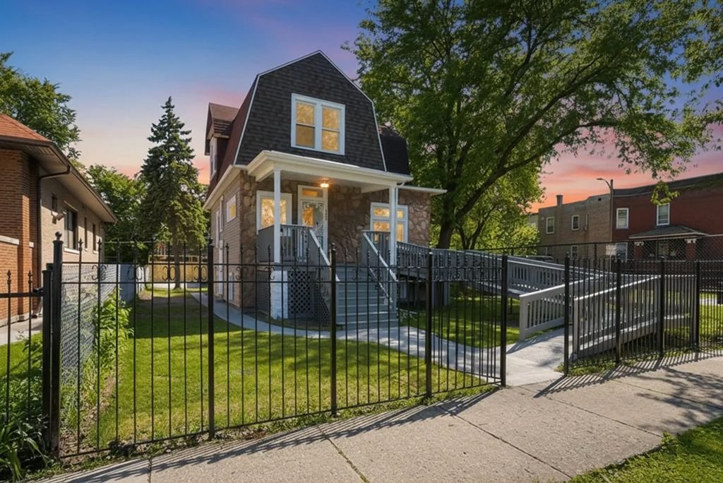 5943 W Huron Street, Chicago