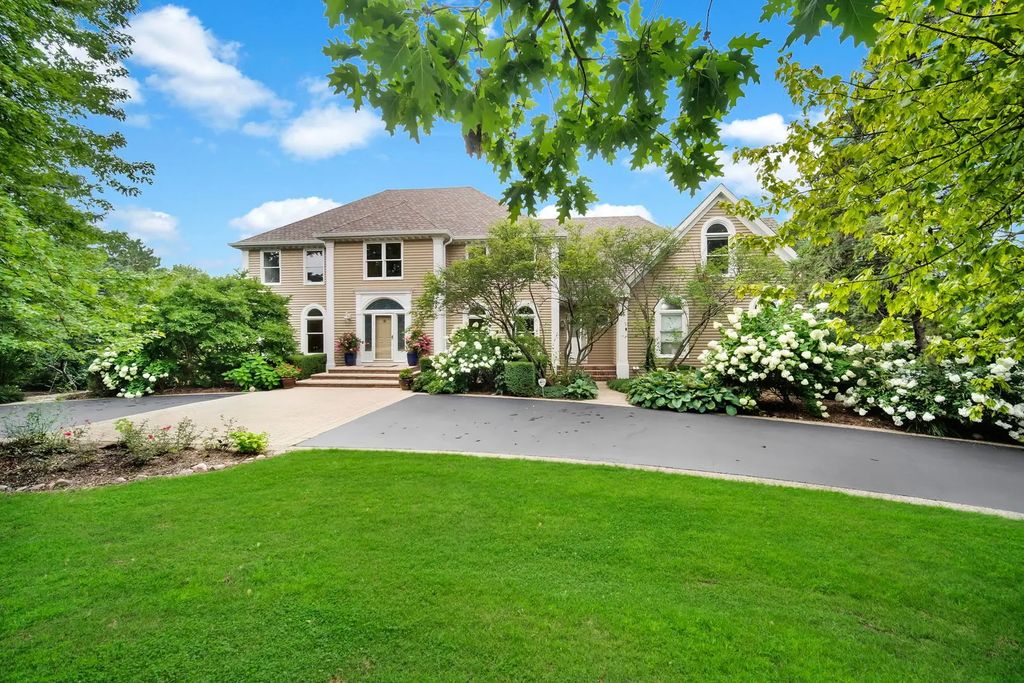 8 Lakeside Drive, South Barrington