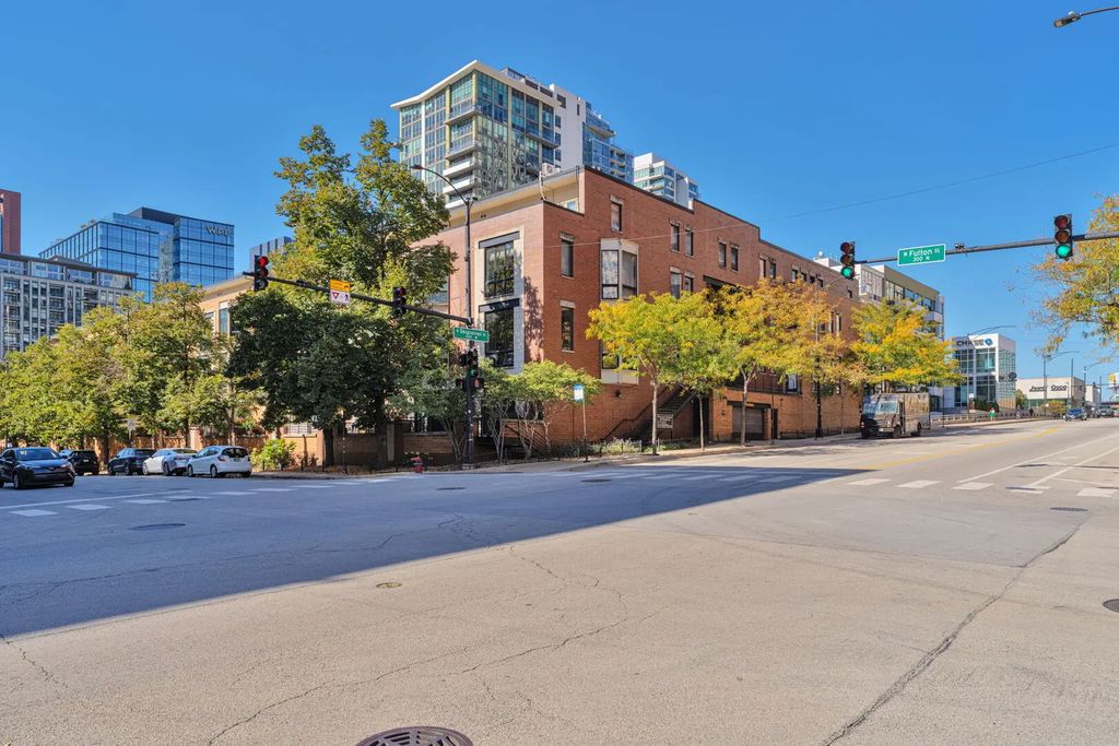 310 N Des Plaines Street A, Chicago