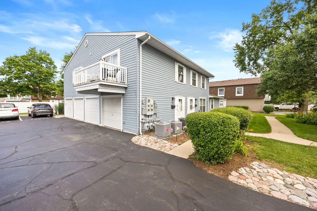 1497 Woodcutter Unit D Lane D, Wheaton