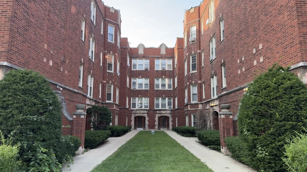 4834 W Henderson Street 2b, Chicago