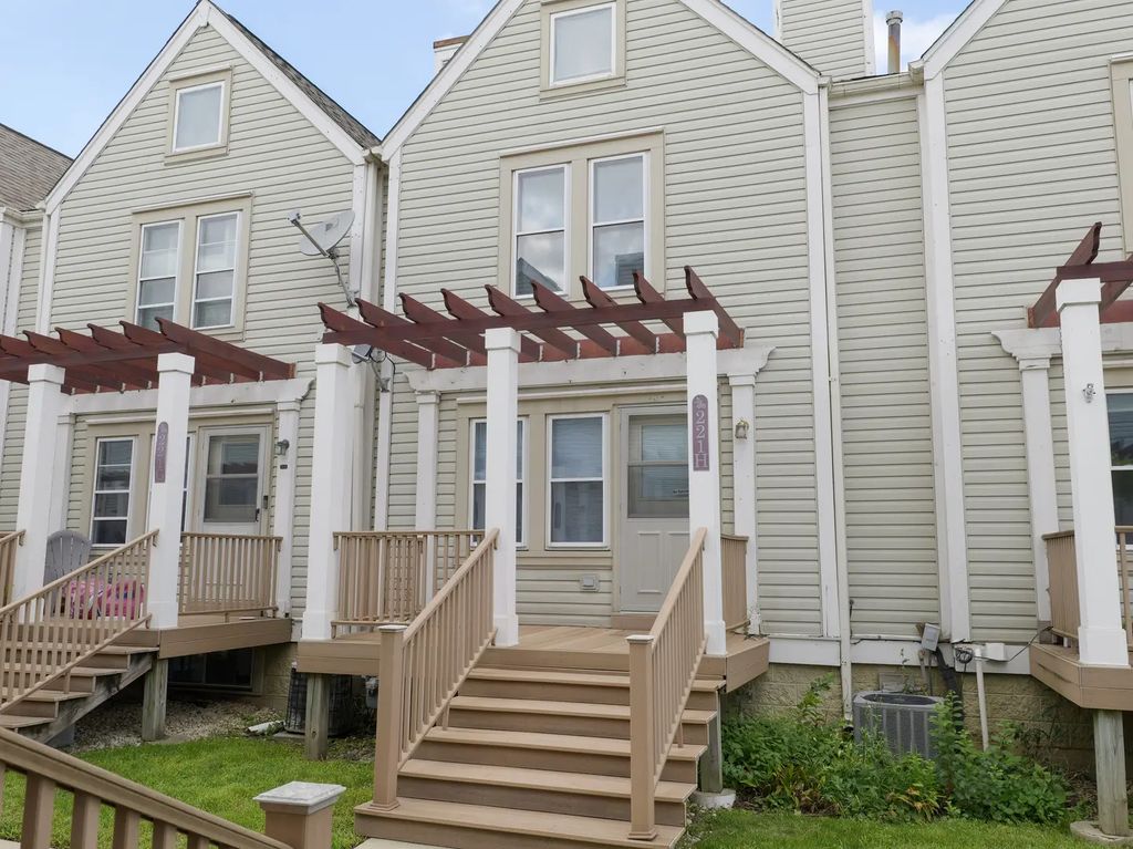 221 N Walnut Street H, Bensenville
