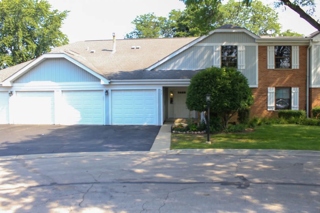 317 Woodbury Court B2, Schaumburg